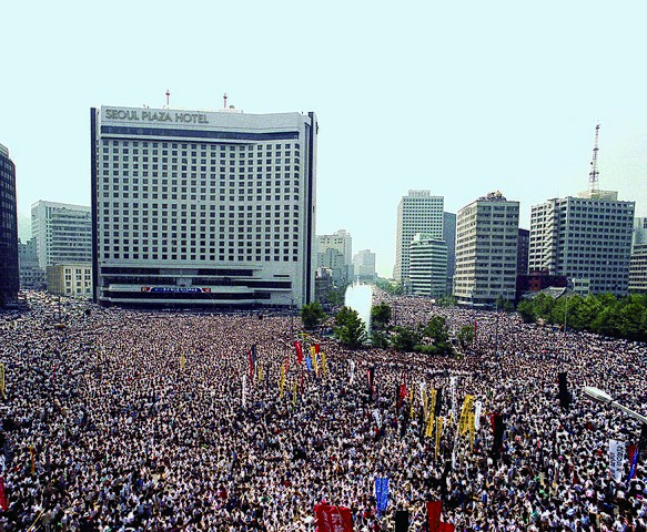 1987년06월10일 광장에 모인 민주항쟁 모습