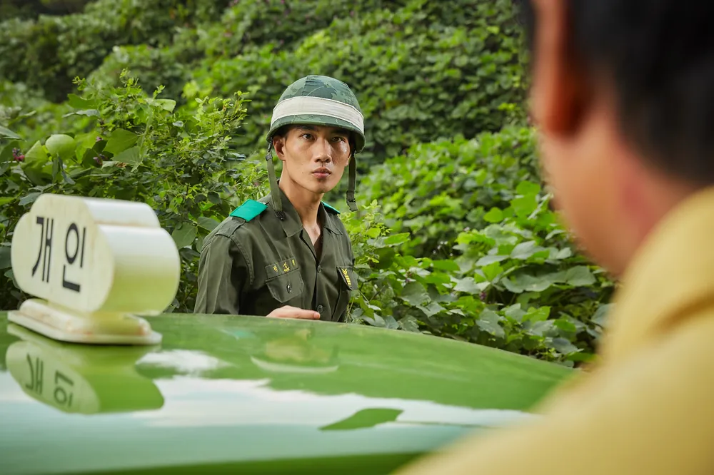 택시운전사 영화에서 엄태구배우가 연기한 군인이 송강호 택시기사를 바라보는 모습