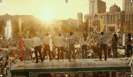 1987영화 마지막 김태리 가 버스위로 올라가 시위하는 광장의 인파를 바라보며 함께 시위하게 되는 모습